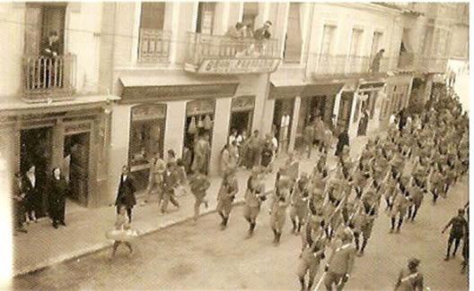 Desfile militar por la calle Padilla. 30 de mayo de 1926