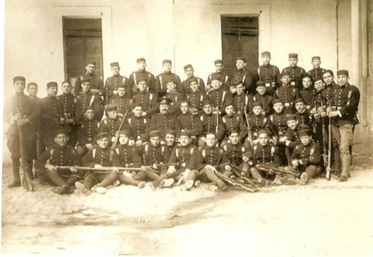Oficiales y soldados en el Cuartel Marqués de la Ensenada. H.1925
