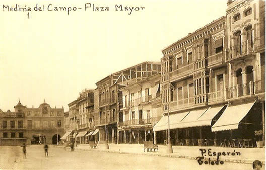 Acera de la Joyería en la Plaza Mayor, con el Palacio Real y la Casa de los Arcos al fondo. P. Esperón, h.1929 
