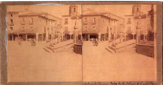 Atrio de la Colegiata y antiguas casas porticadas de la esquina de la calle de Simón Ruiz, con la torre de San Facundo al fondo (vista estereoscópica). h.1890