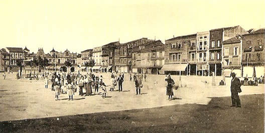 La Plaza Mayor desde la Riconada. Castaleira, Álvarez y Leventeld, h.1915