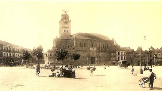 La Plaza Mayor desde la bocacalle de Padilla. 1918-1919 