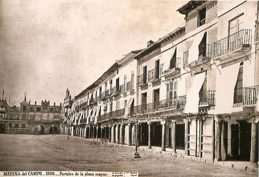 Acera de la Joyería en la Plaza Mayor, con el Palacio Real y la Casa de los Arcos al fondo. Jean Laurent, 1877