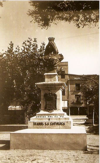 La estatua de Isabel la Católica (de Aurelio Carretero, 1904) en los jardines de la Plaza Mayor. 1945-1950