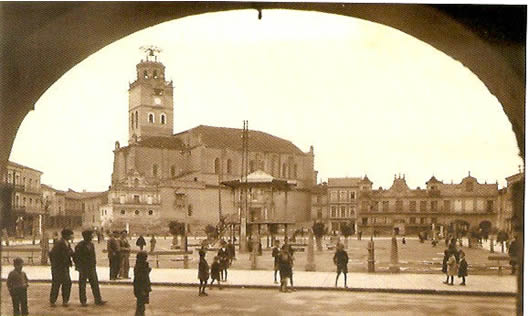 La Plaza Mayor desde los arcos de la Casa del Peso. 1931-1932