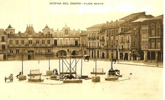 La Plaza Mayor. Ayuntamiento. Casa de los Arcos y acera del Potrillo. 1912