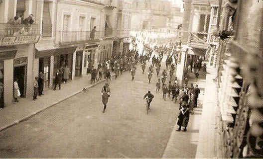 Desfile militar en la entrada de la calle de Padilla. 30 de mayo de 1926