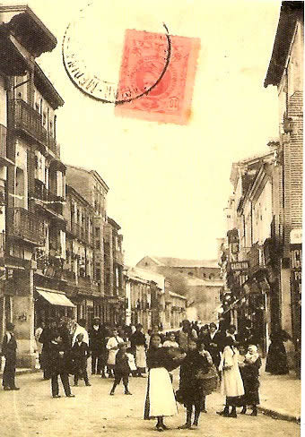 La calle de Padilla desde la Plaza Mayor. Segunda década del siglo XX
