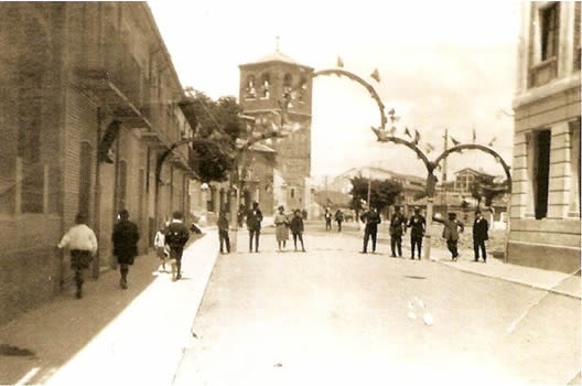 Arco festivo en el último tramo de la calle de Padilla. Mayo de 1927