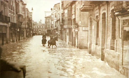 La calle de Padilla con la Plaza Mayor al fonso, 31 de marzo de 1956