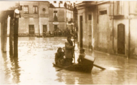 La Plaza del Pan desde los soportales que giraban a la calle Juan de Álamos, Montes, 31. de marzo de 1956