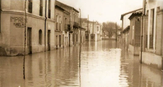 La calle Ramón y Cajal (antes de Gallegos) con el paseo de Versalles al fondo. Montes, 31 de marzo de 1956