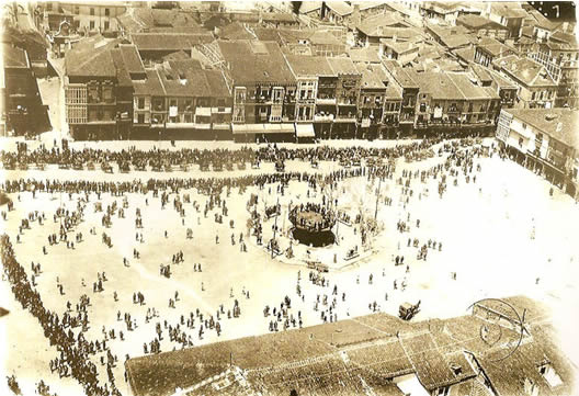 Vista aéreas de la Plaza Mayor durante uin desfile militar. 30 de mayo de 1926