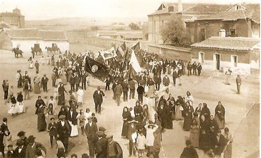 Procesión cívica del Círculo Católico llegando a la Plaza de San Agustín (día de la inauguración de la nueva "Casa Social"). 24 de octubre de 1916