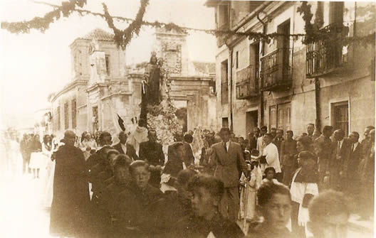 Procesión de la Virgen del Carmen en la calle del Almirante. Mariano Álvarez, h. 1940