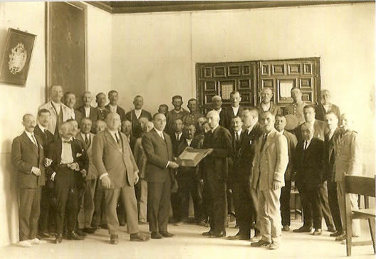Acto oficial en el Salón de Quintas del Ayuntamiento. H. 1925