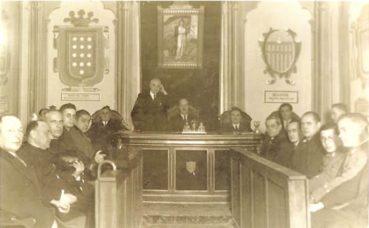 Acto oficial en el Salón de Plenos del Ayuntamiento. H. 1932