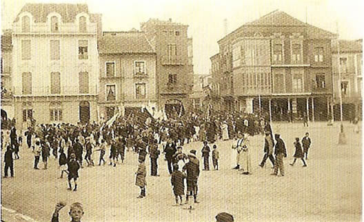 Procesión cívica del Círculo Social católico, en la Plaza Mayor. 24 de octubre de 1916