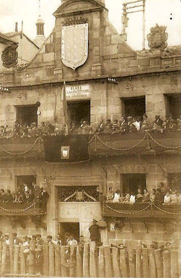 Fachada del Ayuntamiento en un día de encierro. Década de 1930