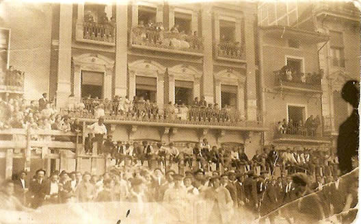 Talanqueras y balcones llenos de público en la acera del Portillo de la Plaza Mayot. Rafael Bragado, septiembre de 1912