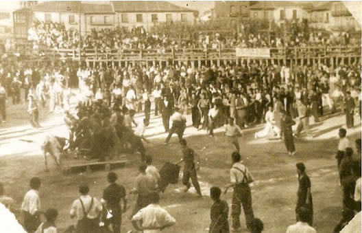 Novillos corridos en la Plaza Mayor. H.1940