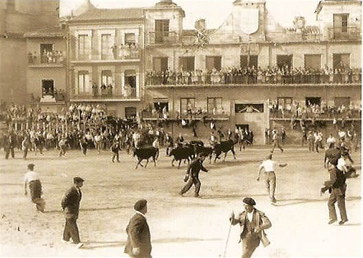 Entrada del encierros en la Plaza mayor. Amalio Gombáu. 1934