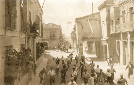 Entrada del encierro por la calle de Gamazo. Amalio Gombáu, septiembre de 1934