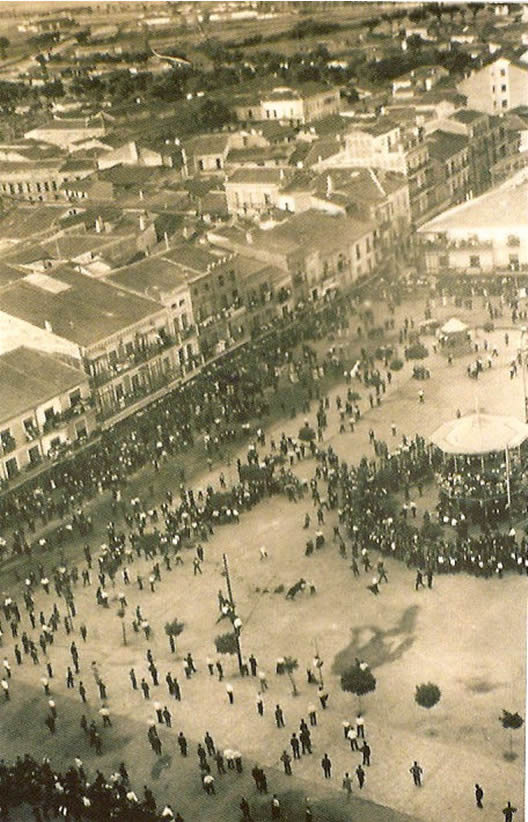 Una capea en la Plaza Mayor vista desde la torre de la Colegiata. Amalio Gombáu, septiembre de 1934