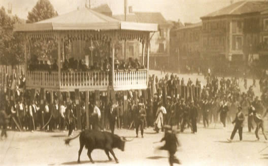 Novillos corridos en la Plaza Mayor. Rafael Bragado, septiembre de 1912
