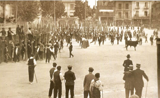 Novillos corridos en la Plaza Mayor. Rafael Bragado, septiembre de 1912