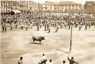 Un novillo de cuidado en la "media plaza". 4 de septiembre de 1941