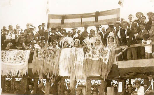 Presidencia de una corrida de toros celebrada en la plaza del Mercado. 1935