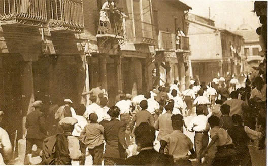 Entrada del encierro por la calle Gamazo. Amalio Gombáu, septiembre de 1934
