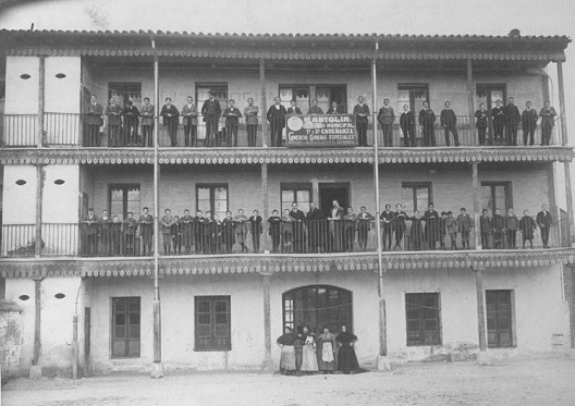 Profesores y alumnos del colegio de San Antolín calle de Alfonso Quintanilla.