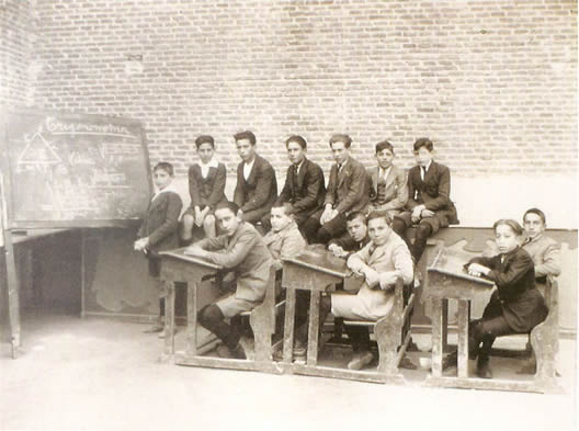 Alumnos en clase de trigonemetría en el colegio San Rafael de Hermanos Maristas. Honorio Román, h.1920-1921 