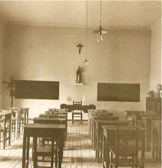 Aula del colegio de Jesuitas en el antiguo palacio de Falces. Octubre de 1953