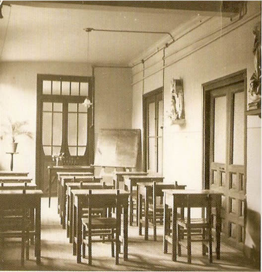 Aula del colegio de Jesuitas en el antiguo palacio de Falces. Octubre de 1953