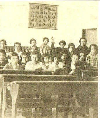 Aula de la escuela de niñas del Hospital de Simón Ruiz, dirigida por las Hermanitas de la Caridad. 1925 