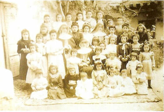 Profesoras y alumnas de un colegio femenino medinense. R. Montes, h.1915