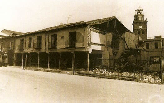 Derribo de las casas porticadas de la Plaza de Segovia. Década de 1970.