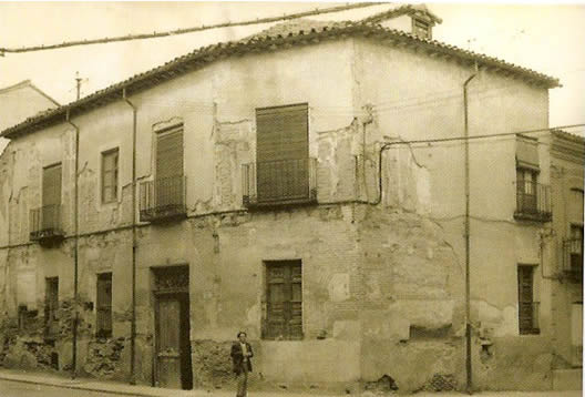 Caserón en las esquina de las calles del Almirante y Alfonso quintanilla. Década de 1970
