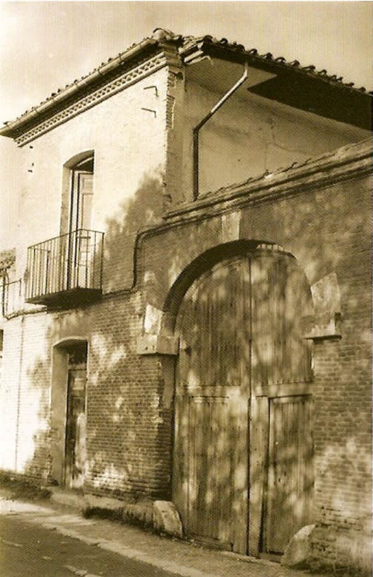 Caserón de la Ronda de Gracia cerca de las "cuatro calles". Década de 1970