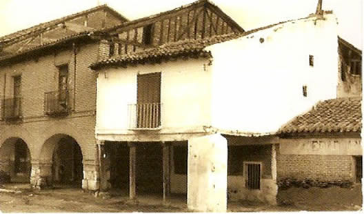 Casas asoportaladas en la Plaza de Segovia. 1960
