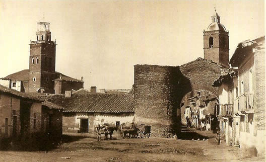 La Puerta de Ávila (demolida en 1873) con las torres de la Colegiata y la iglesia de San Facundo desde el arrabal de Ávila. Charles Clifford. 1854