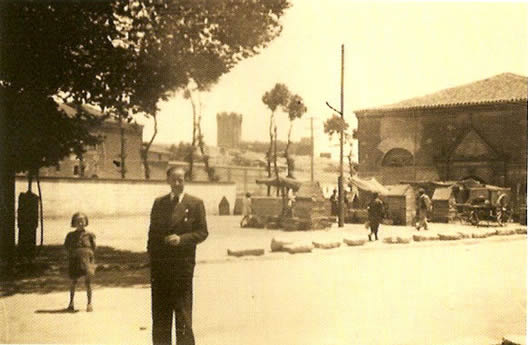 Placita frente a las Carnicerías con la vieja olma, el convento de Santa isabel y el Castillo de la Mota al fondo. H.1940