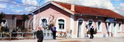 Antiguo edificio de la estación de Fresno, Junto al reloj, la puerta por donde salió el ciudadano noruego, antes de ser abatido a tiros./ J. R. R.