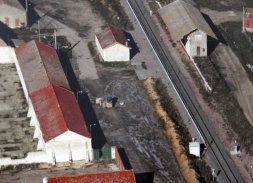 La estación, ya cerrada. Detrás, la nave contra la que fue disparado Kjell Björnskau, a mediodía del 23 de diciembre de 1959. / J. R. R.