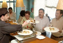Unos clientes prueban los pinchos del 2008 en el hotel Villa de Ferias de Medina. / FRAN JIMÉNEZ