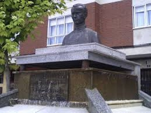 Monumento dedicado a don Gerardo Moraleja Pinilla en la Plaza Segovia de Medina del Campo