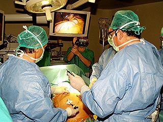 Un momento de la intervención por laparoscopia desarrollada ayer. Iván Lozano 
